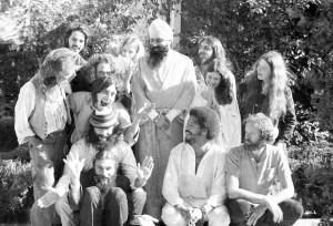 1969 © Lisa Law photo of Yogi Bhajan, with early yoga students