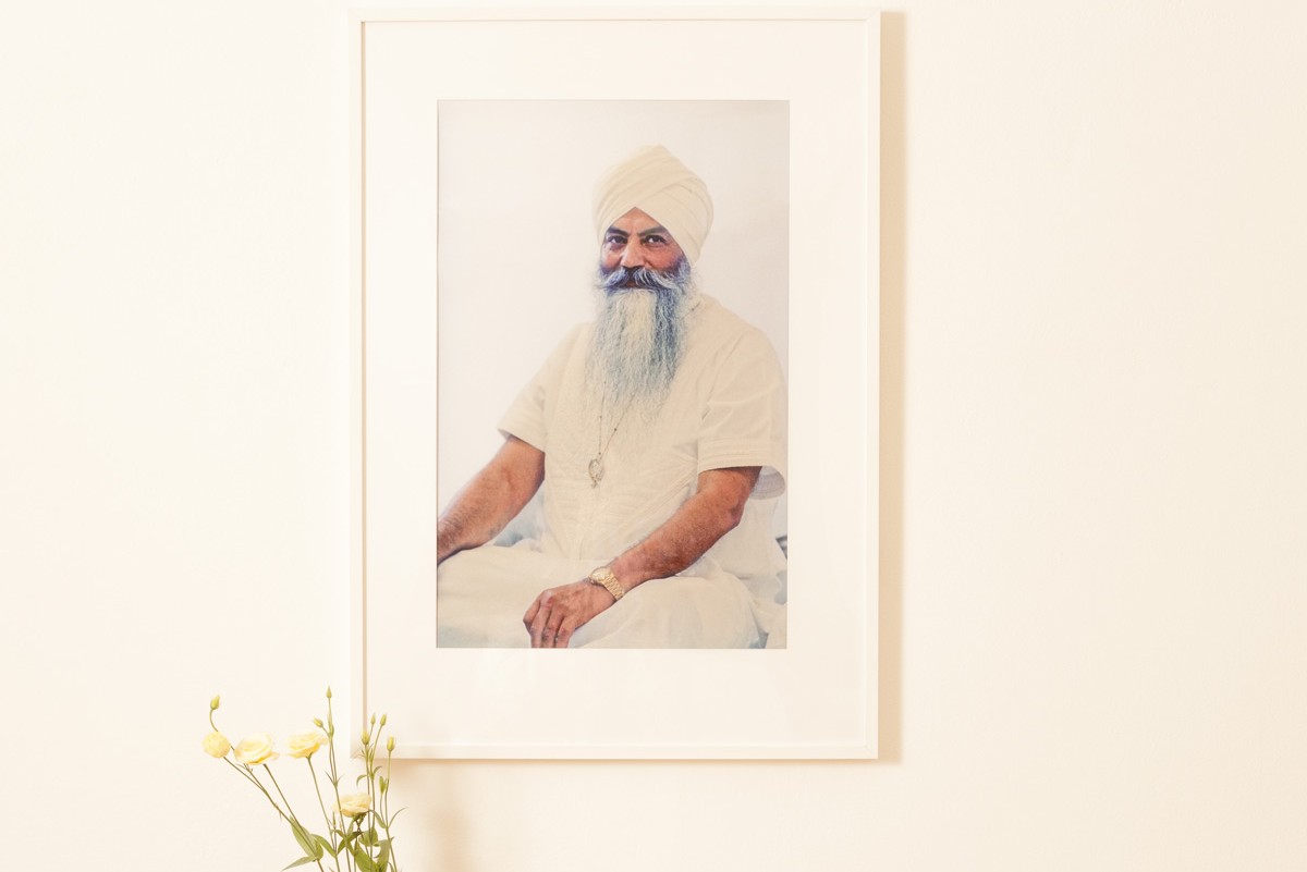 Ritratto incorniciato del Maestro Yogi Bhajan appeso alla parete del centro