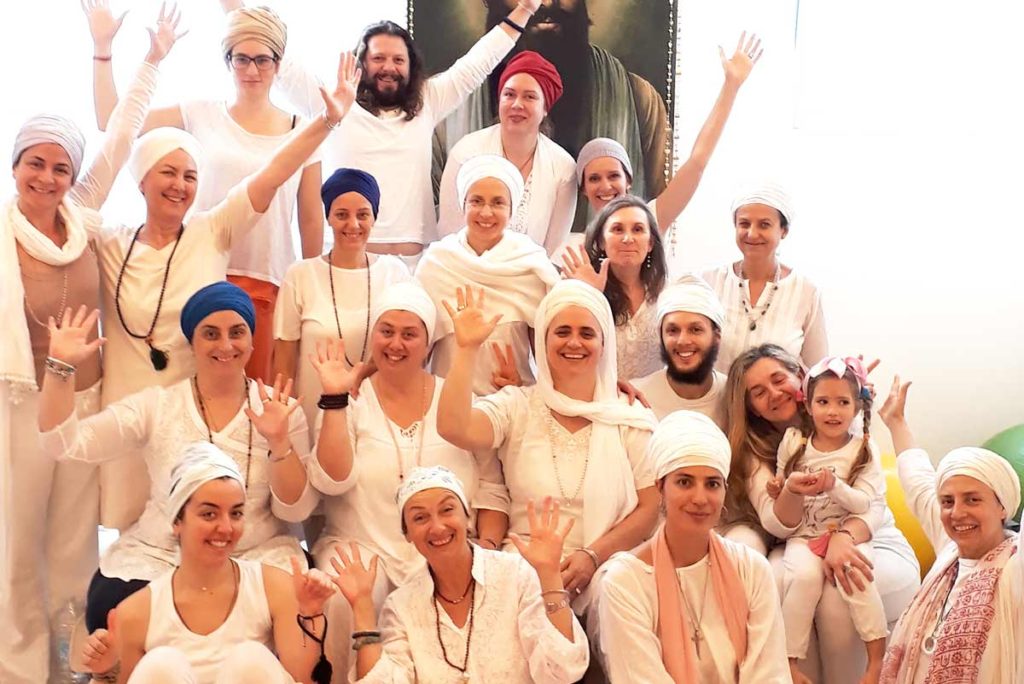 Foto di gruppo dei diplomati del corso Teacher Training di Kundalini Yoga